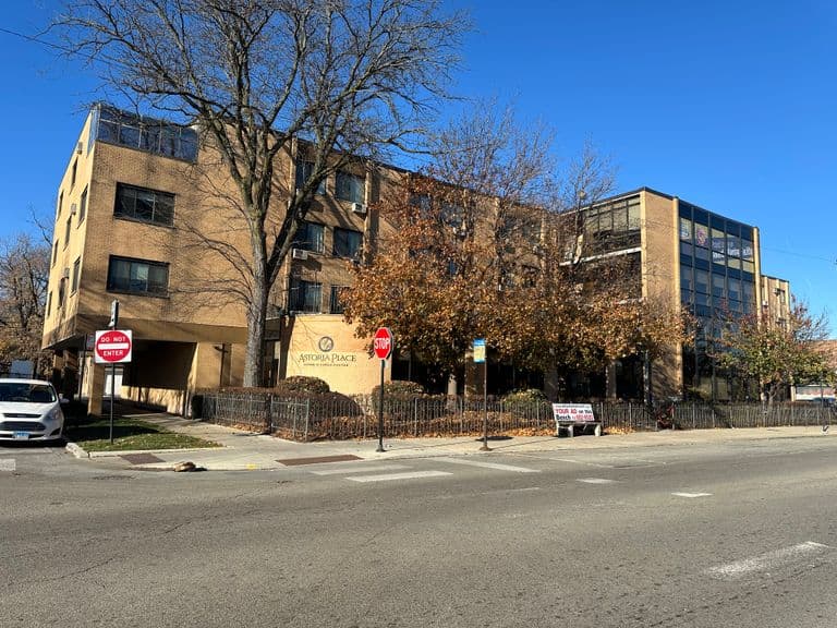 Astoria Place in Chicago, IL - Gallery 1