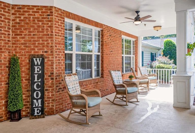 R Place Assisted Living in McCloud, CA - Gallery 1