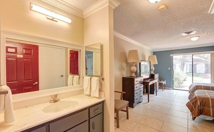 Colonial Assisted Living at Fort Lauderdale – photo 3