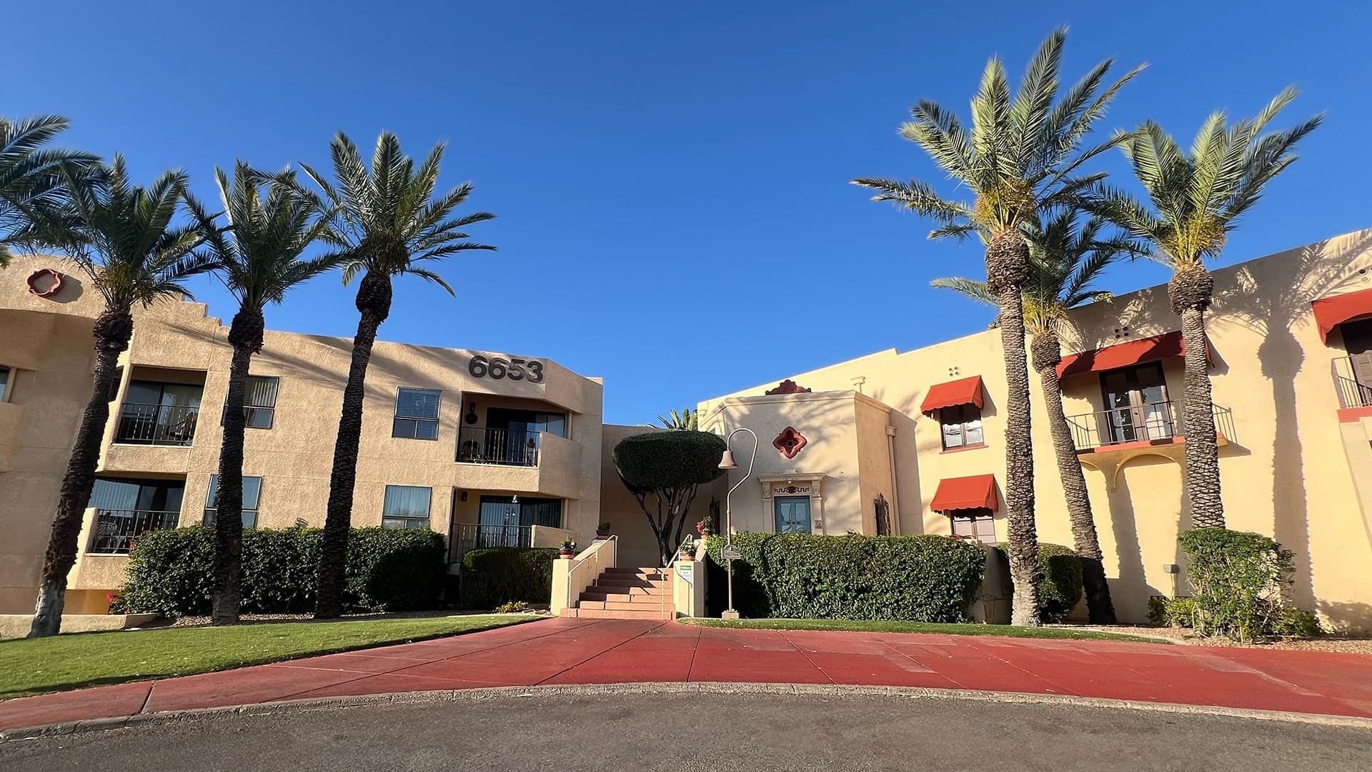 Atria Bell Court Gardens in Tucson, AZ - Main View