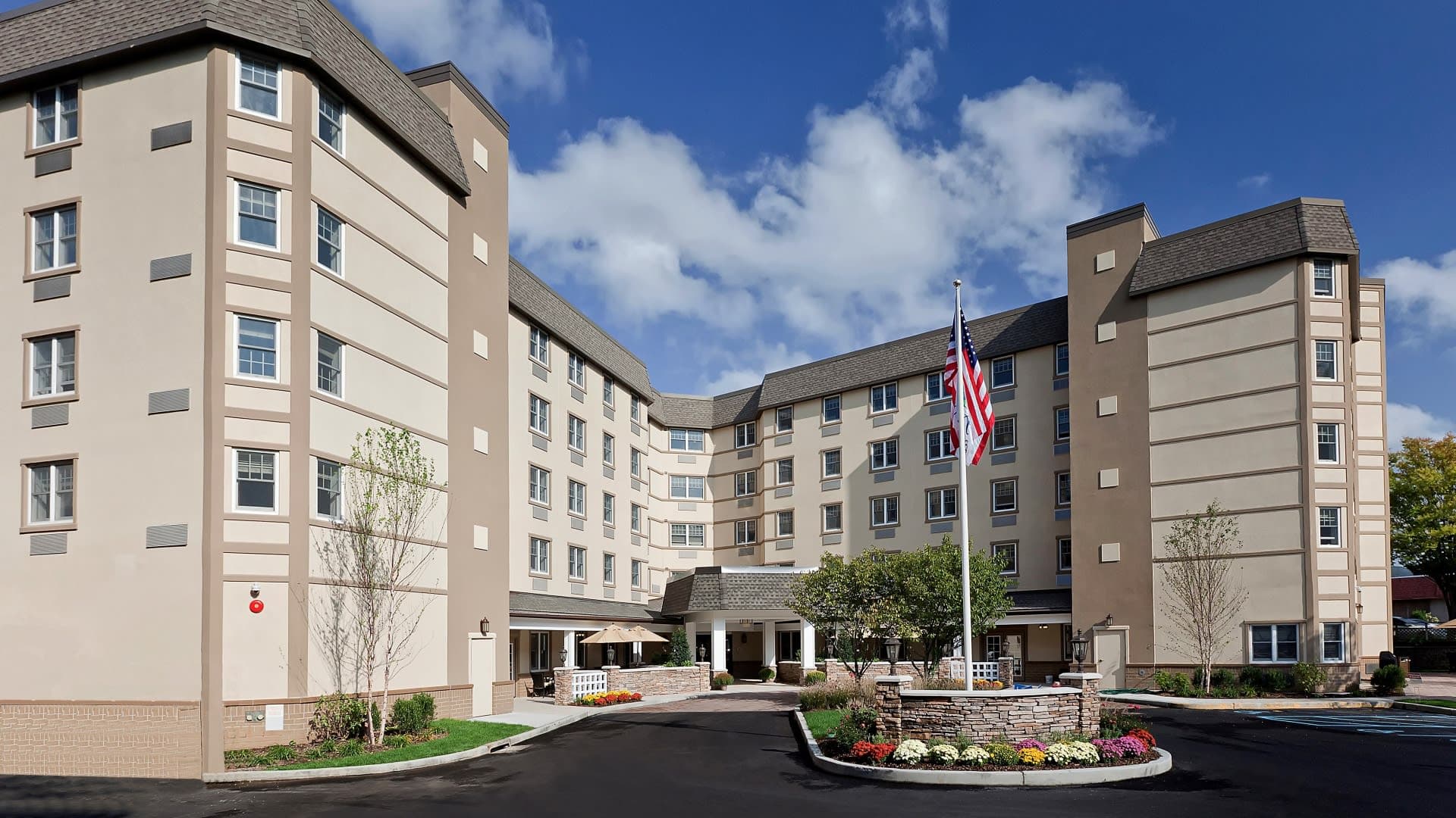 Atria Glen Cove in Glen Cove, NY - Main View