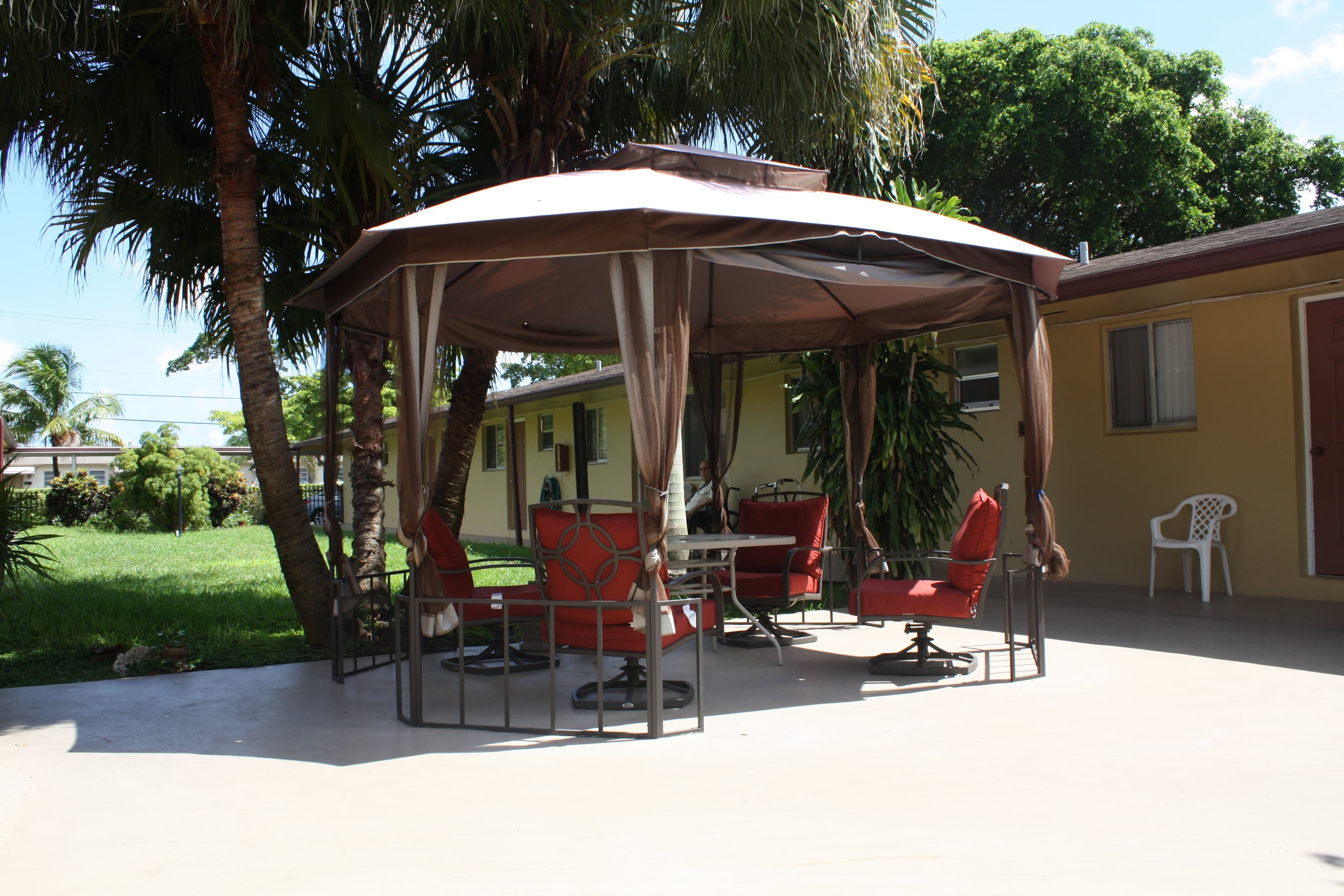Avalon Park Retirement in Hollywood, FL - Main View