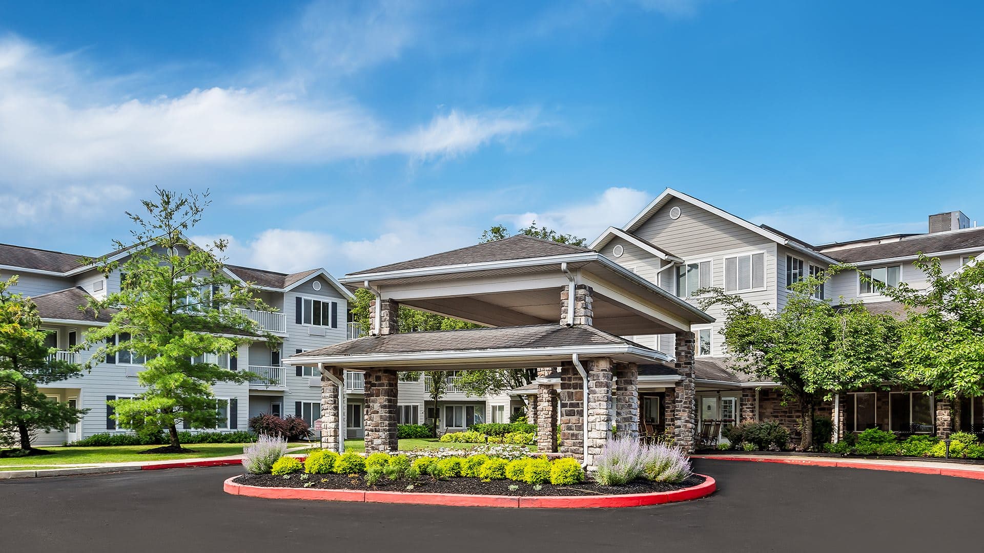 Holiday The Manor At Oakridge in Harrisburg, PA - Main View