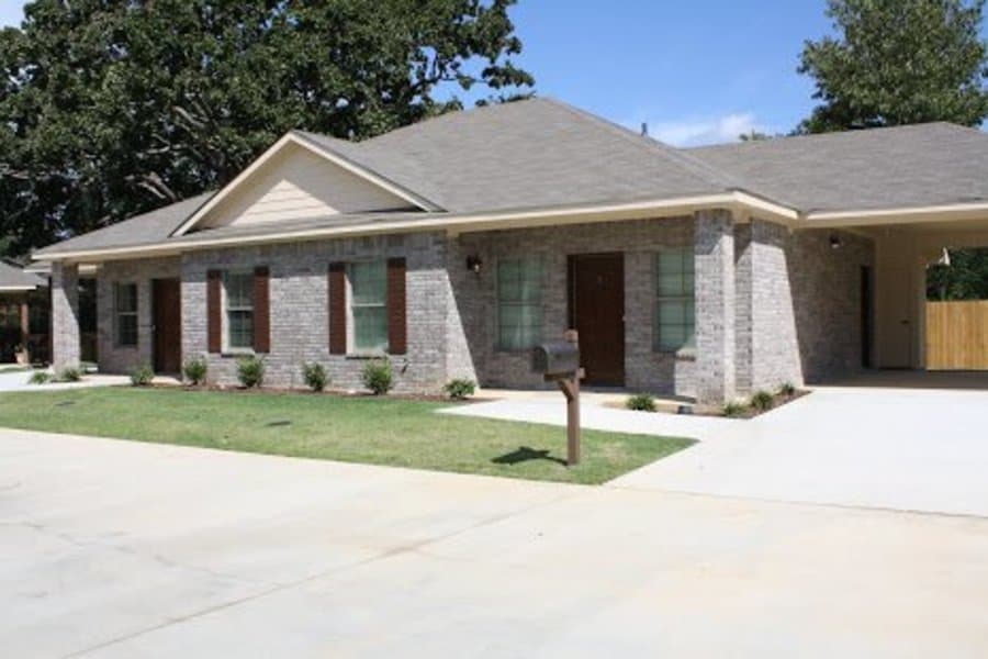 The Oaks Independent Apartments in Texarkana, TX
