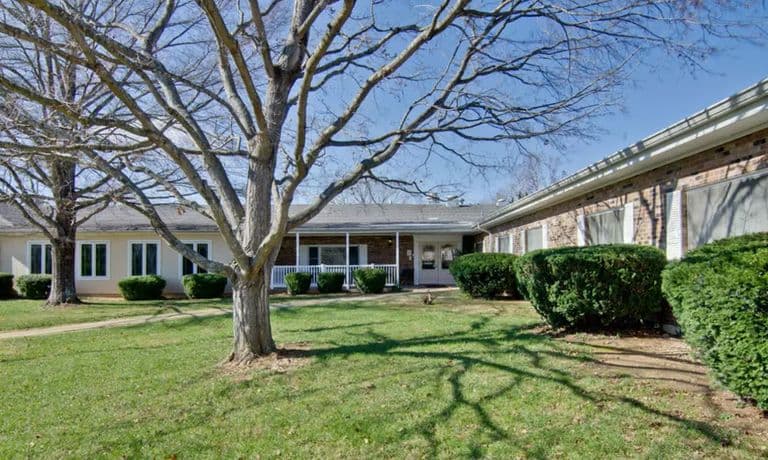 Clark's Mountain Nursing Center in Piedmont, MO - Main View