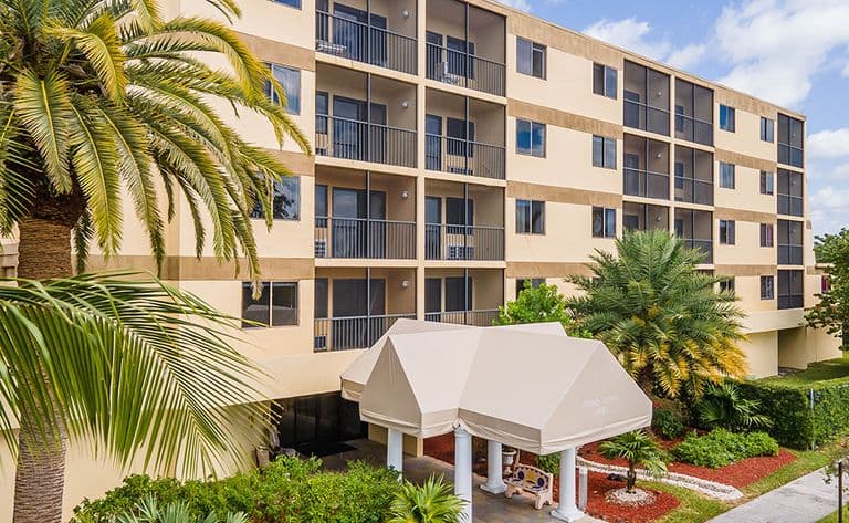 Grand Court Lakes in Miami, FL - Main View
