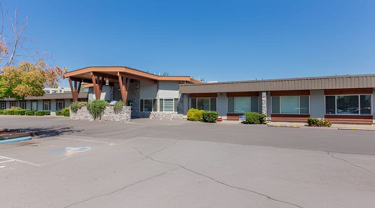 Hearthstone Nursing & Rehabilitation Center in Medford, OR - Main View