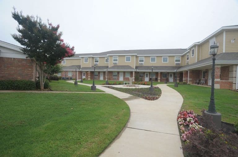 Oak Wood Place - Senior living in Athens, Texas