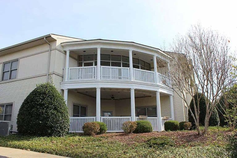 Poplar Estates Retirement Center in Columbia, TN - Main View