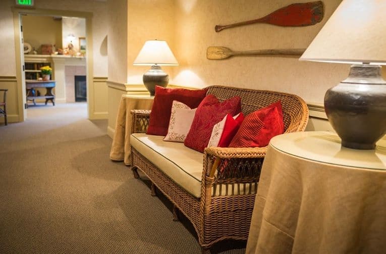 The Weatherly Inn At Lake Meridian in Kent, WA - Main View