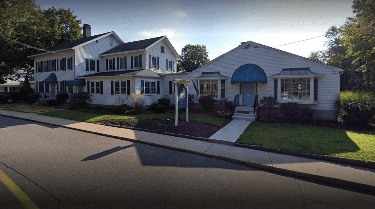 Essex Village Manor in Essex, CT - Main View