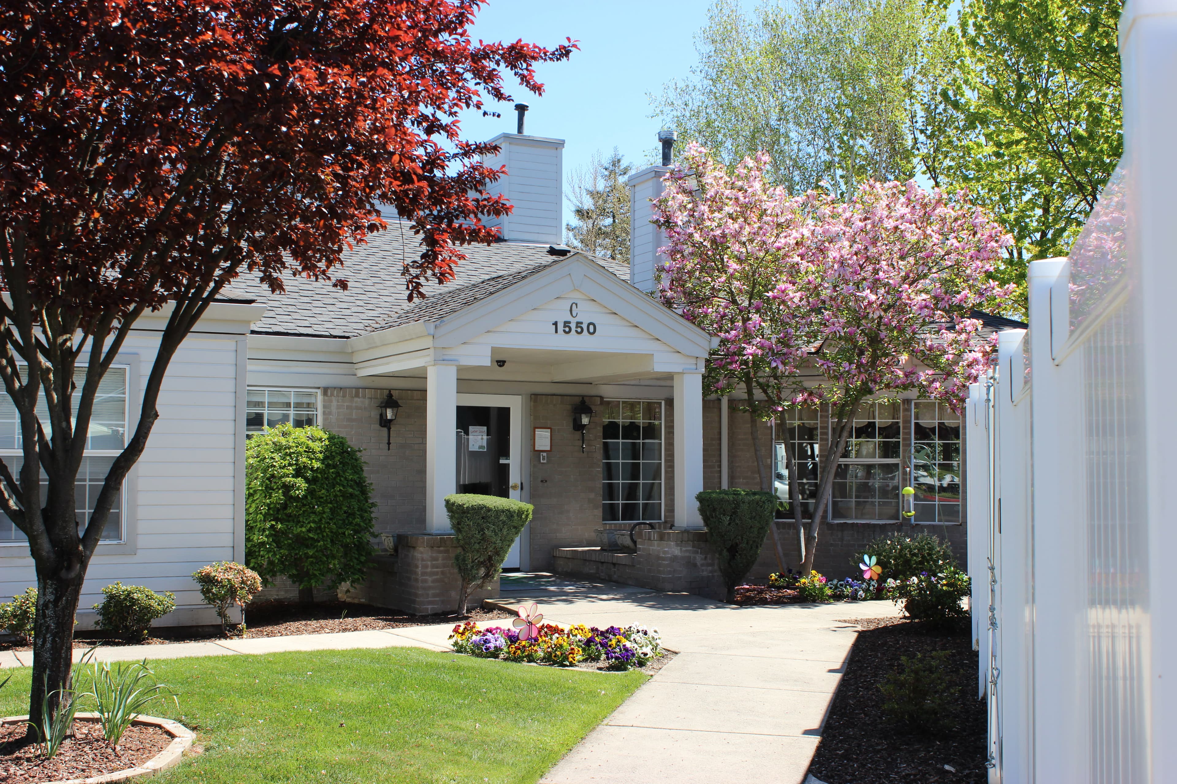 Farmington Square at Medford in Medford, OR - Main View