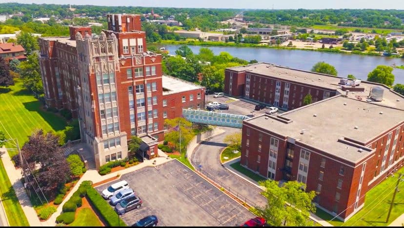 Fox Knoll Village in Aurora, IL - Main View