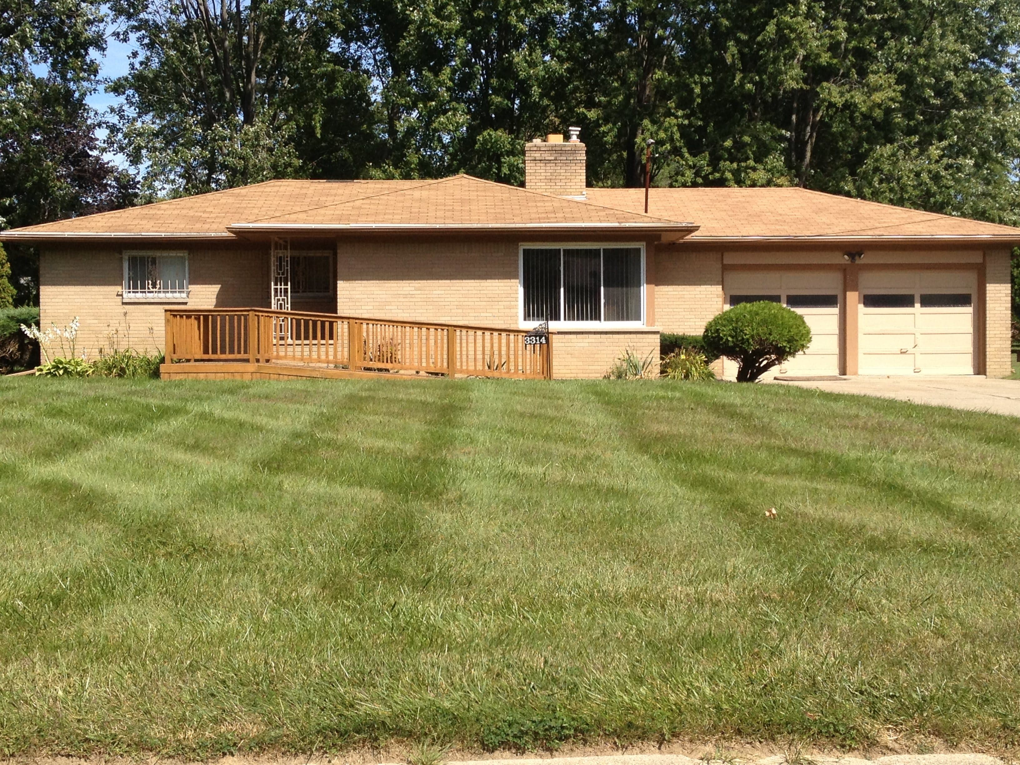 Granny's Place in Flint, MI - Main View