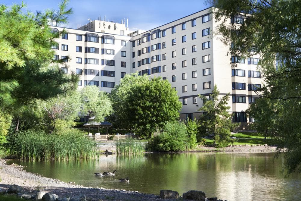 Knollwood Place Apartments in Saint Louis Park, MN