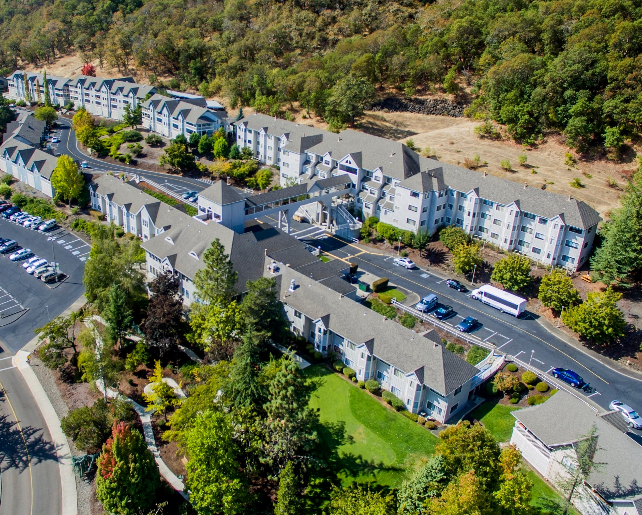 Linus Oakes Village in Roseburg, OR - Main View