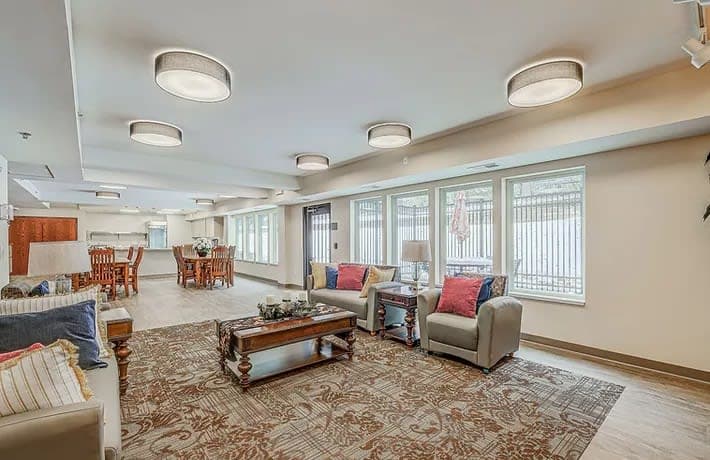 Peaceful Lodge in Oakdale, MN