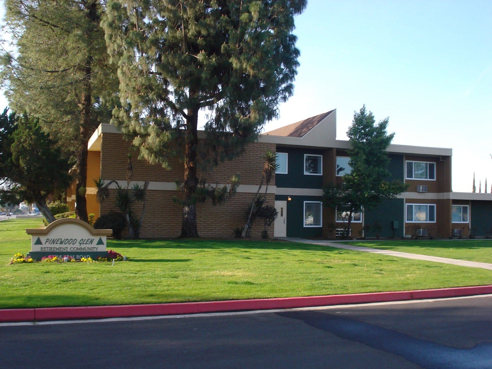 Pinewood Glen Retirement in Bakersfield, CA - Main View