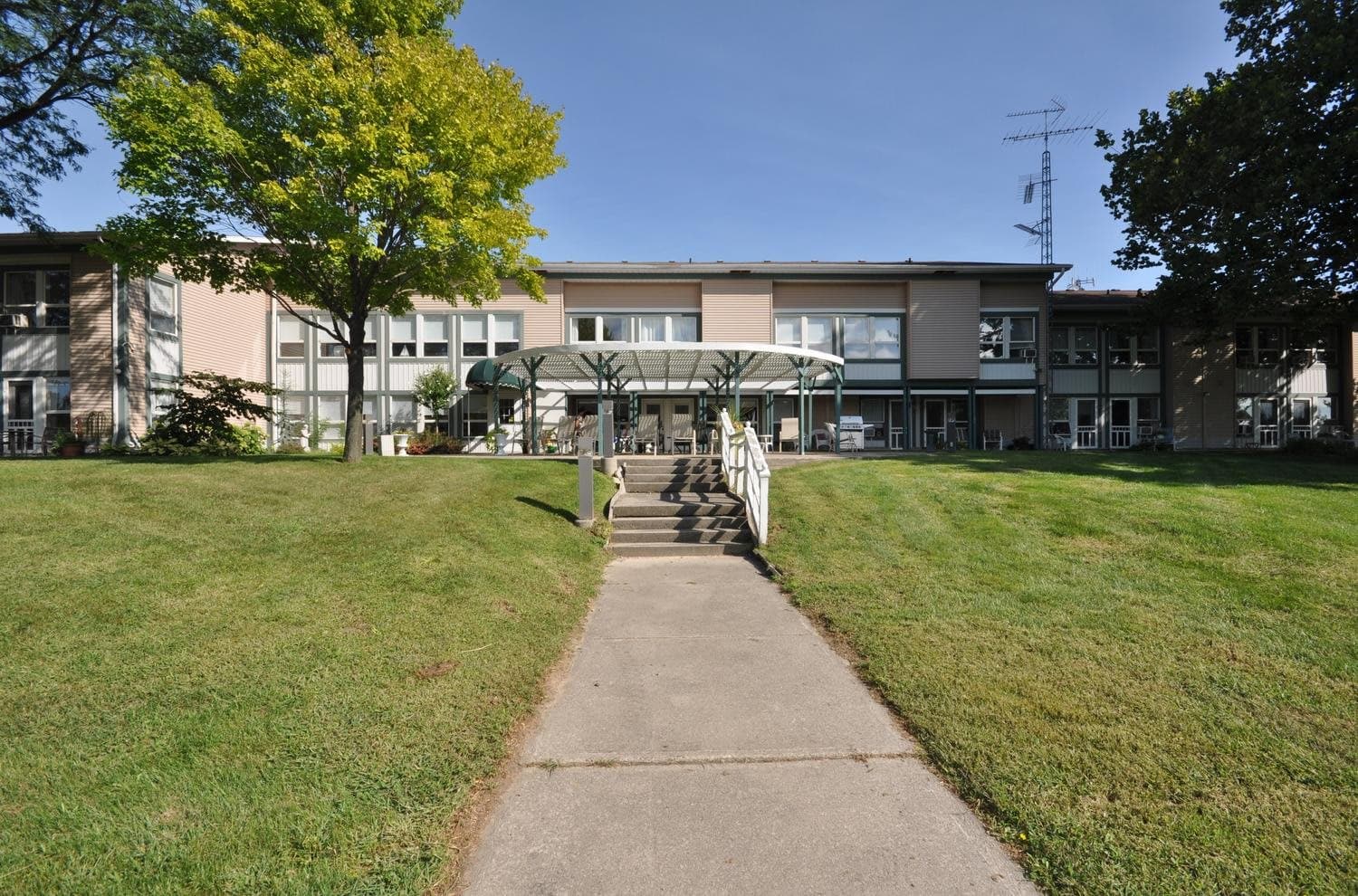 Residence on the Thames in Chatham, ON - Main View