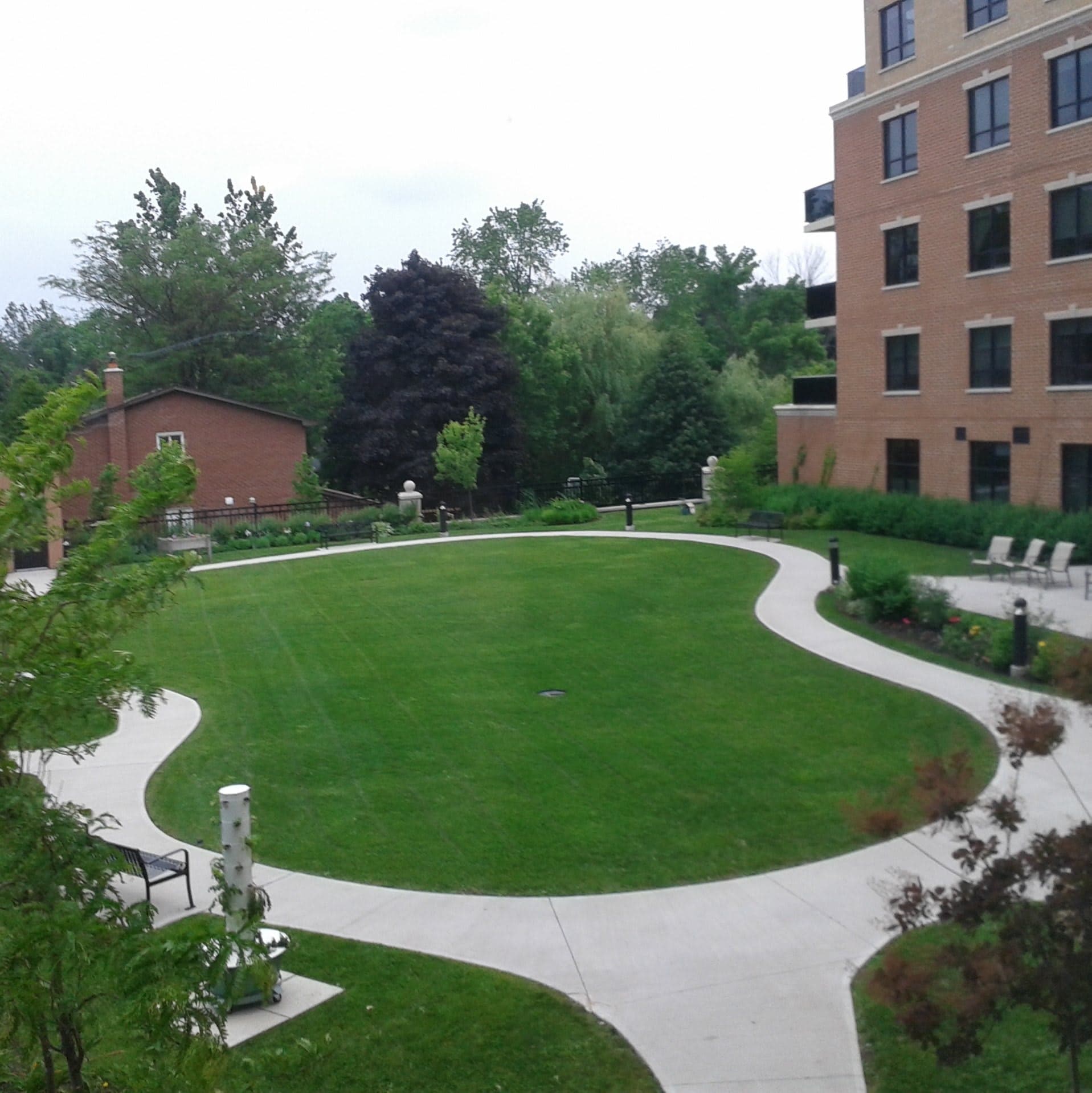 The Roxborough Retirement Residence in Newmarket, ON - Main View